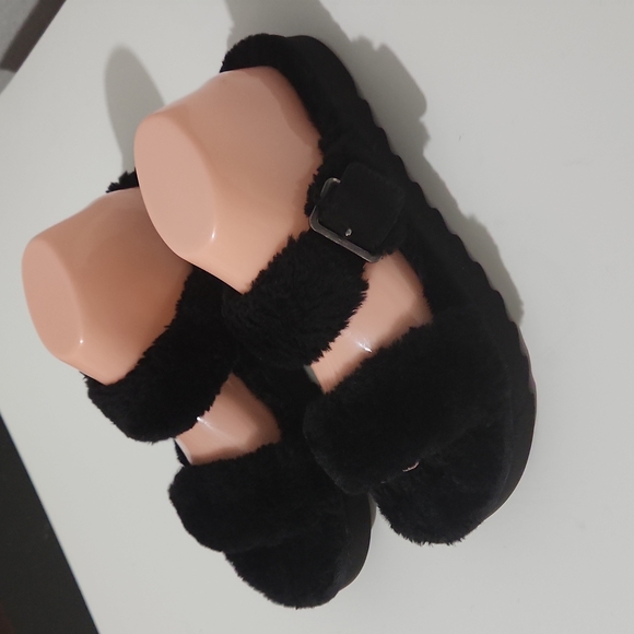 Koolaburra by UGG plush sandals - Picture 2 of 10